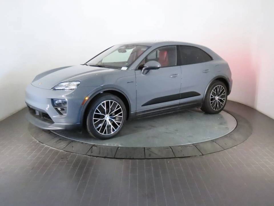 2025 Porsche Macan Base