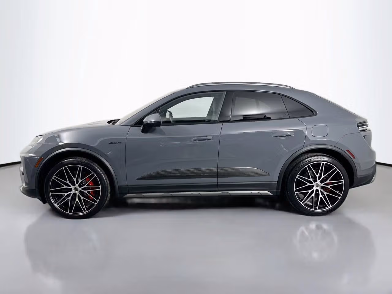 2025 Porsche Macan Turbo Electric - Photo 12