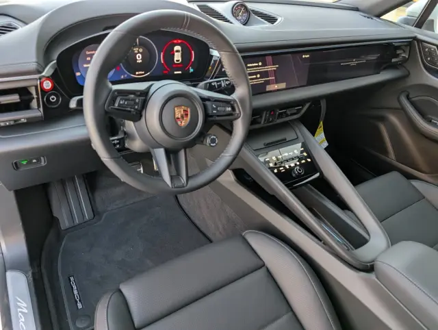 2025 Porsche Macan S - Photo 30