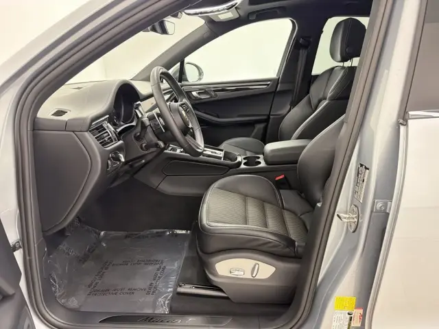 2025 Porsche Macan T - Photo 38