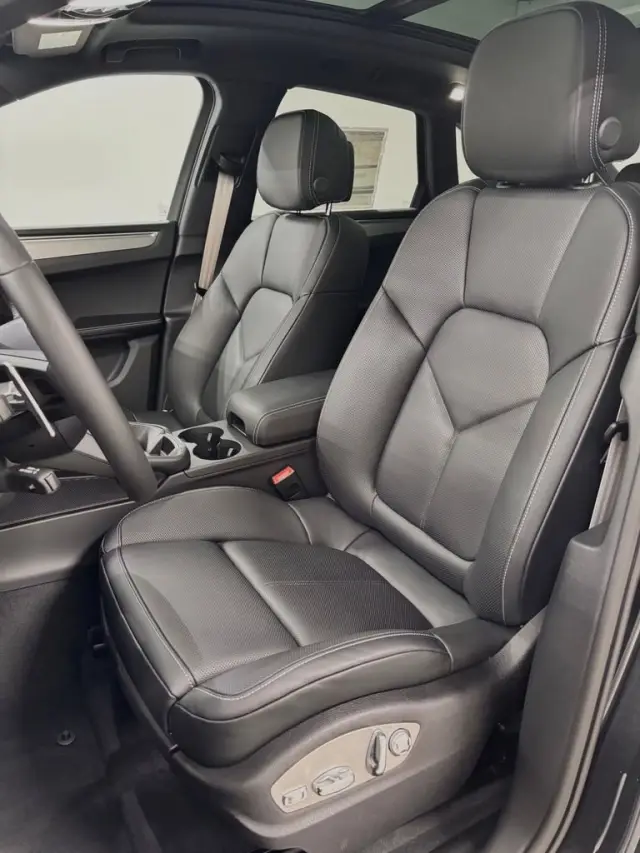 2026 Porsche Macan T - Photo 30