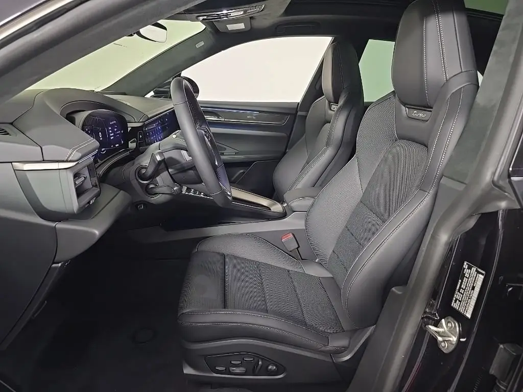 2025 Porsche Macan Turbo Electric - Photo 40