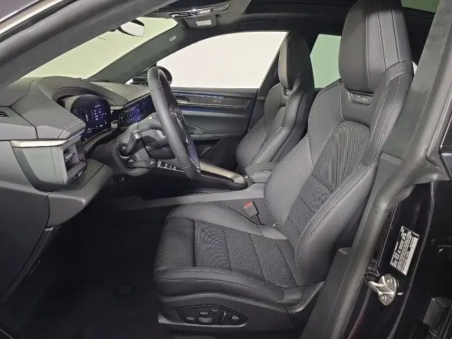 2025 Porsche Macan Turbo Electric - Photo 38
