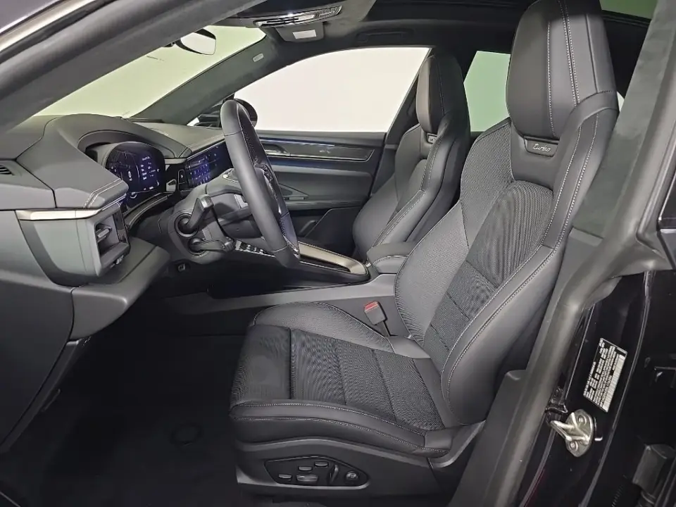 2025 Porsche Macan Turbo Electric - Photo 39