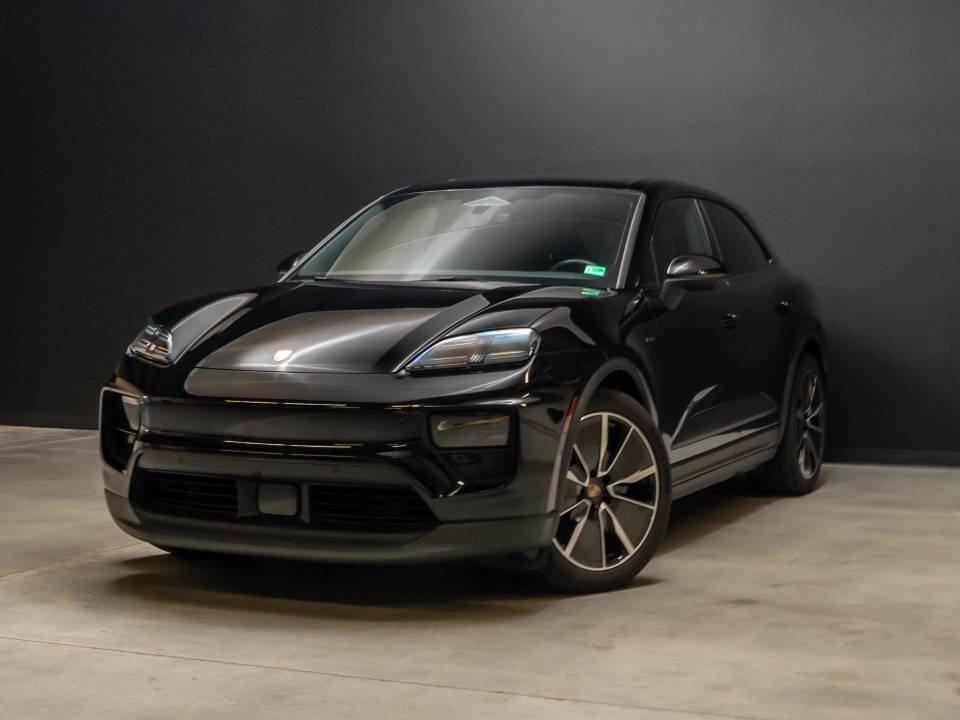 2025 Porsche Macan Base