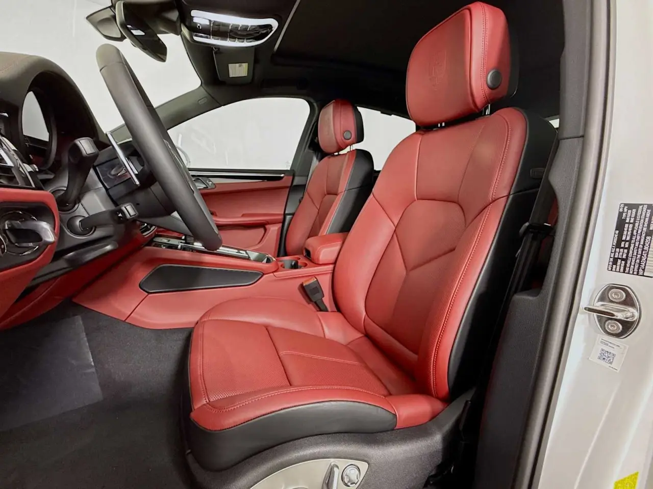 2026 Porsche Macan T - Photo 40
