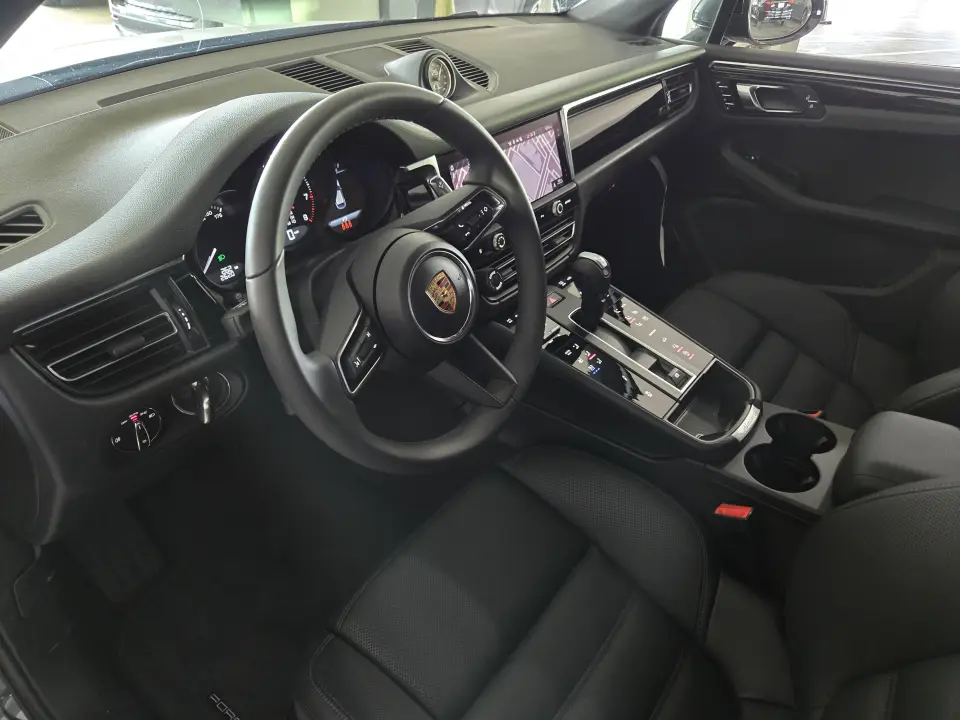 2025 Porsche Macan - Photo 31