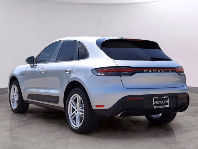2025 Porsche Macan - Photo 18