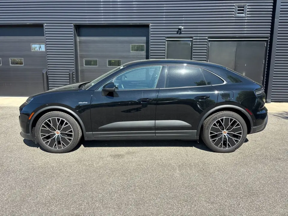 2025 Porsche Macan Base - Photo 31