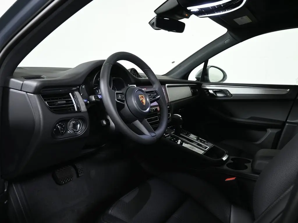 2026 Porsche Macan - Photo 32