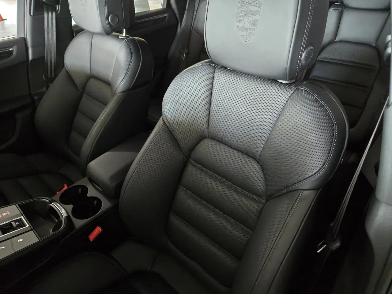 2025 Porsche Macan - Photo 40