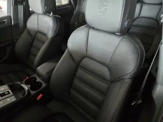 2025 Porsche Macan - Photo 37