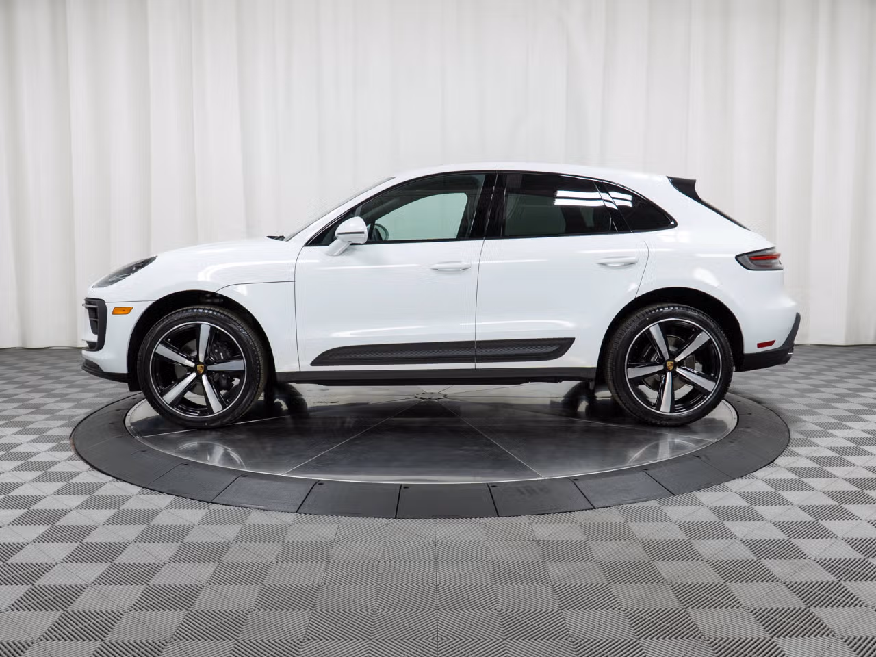 2025 Porsche Macan - Photo 12