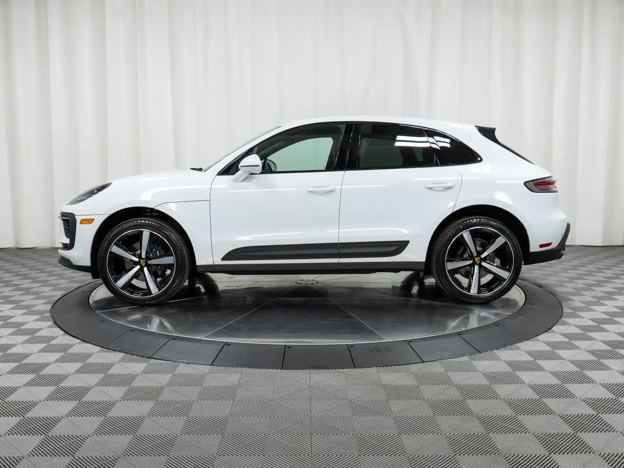 2025 Porsche Macan - Photo 16