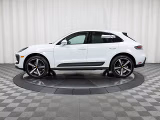 2025 Porsche Macan - Photo 9