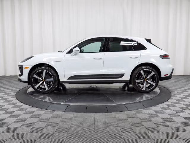 2025 Porsche Macan - Photo 10