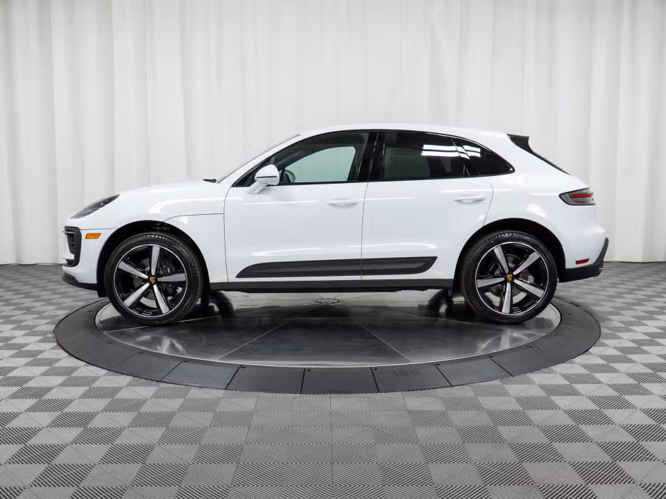 2025 Porsche Macan - Photo 11