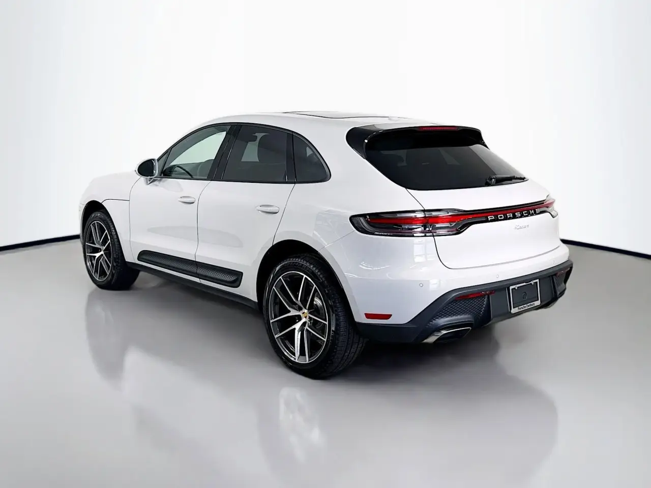 2025 Porsche Macan - Photo 24