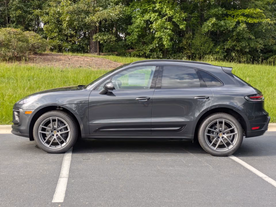 2026 Porsche Macan T - Photo 11
