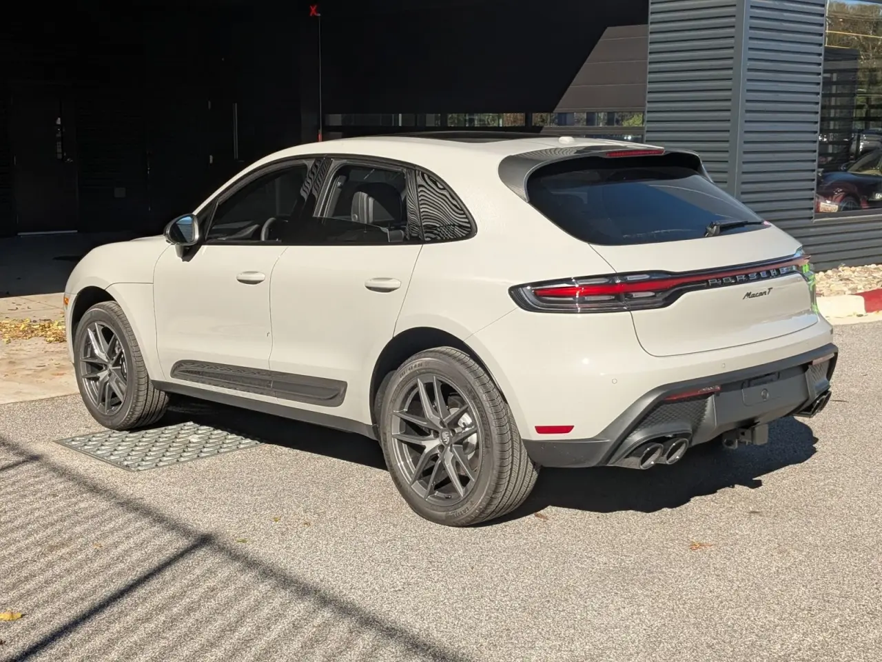 2026 Porsche Macan T - Photo 24