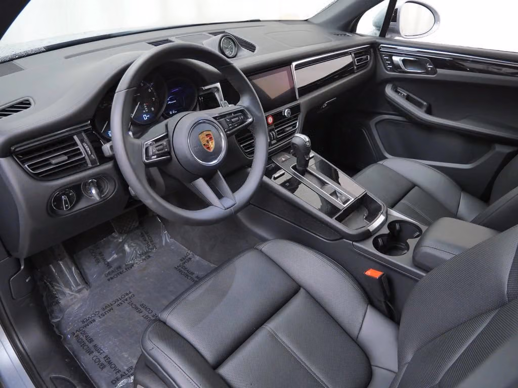 2026 Porsche Macan T - Photo 28