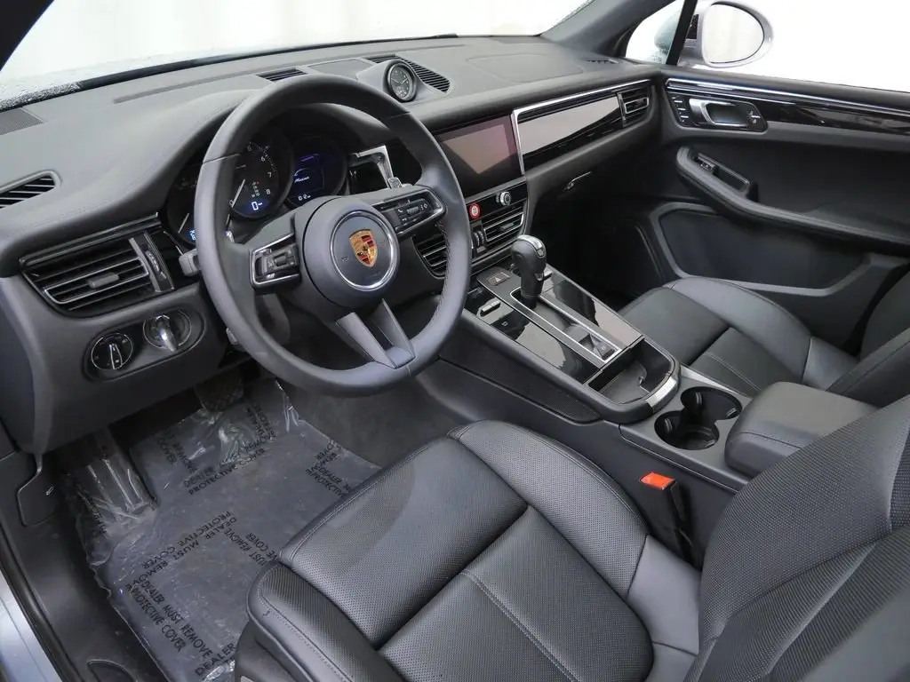 2026 Porsche Macan T - Photo 32