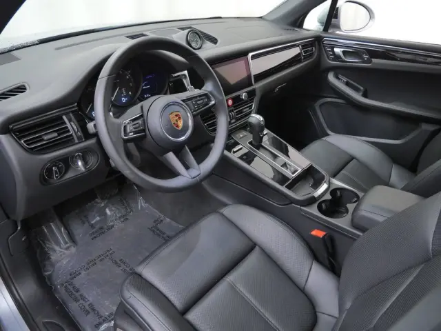 2026 Porsche Macan T - Photo 30