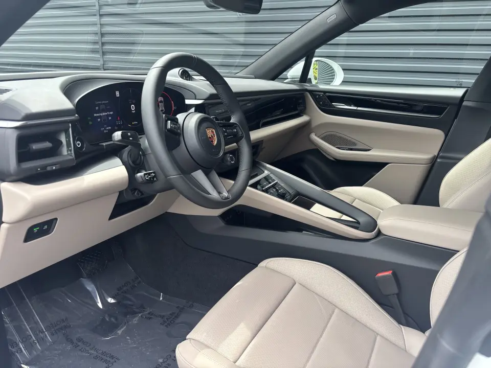 2025 Porsche Macan Base - Photo 31