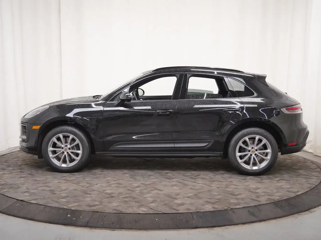 2026 Porsche Macan T - Photo 16
