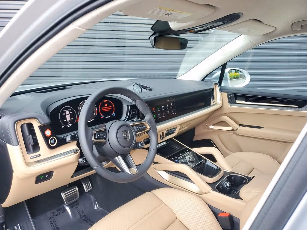 2025 Porsche Cayenne Turbo E-Hybrid - Photo 28