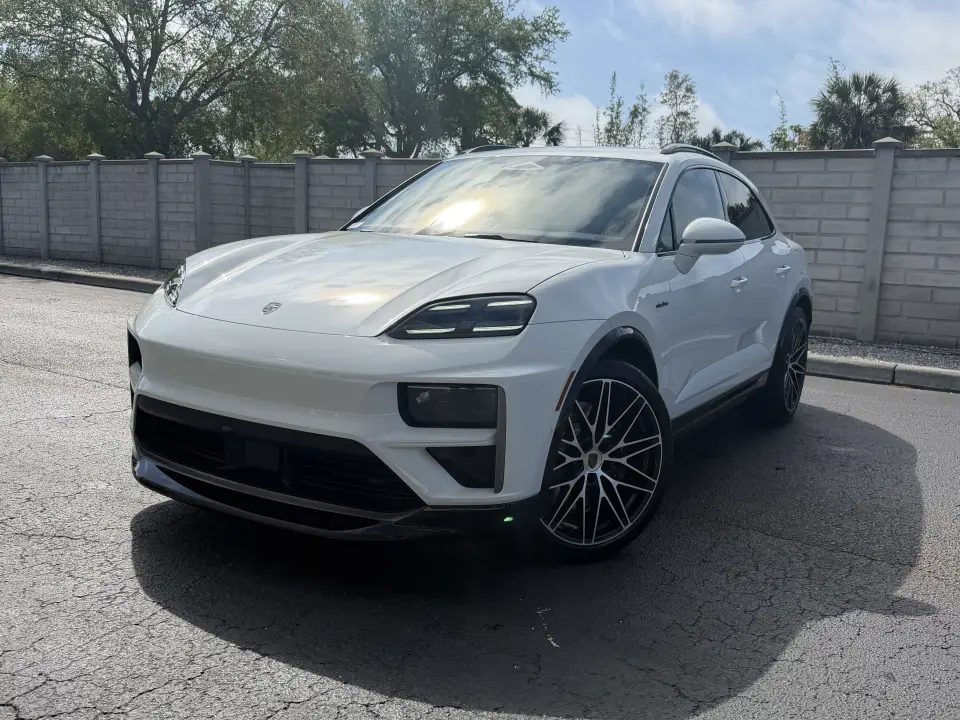 2026 Porsche Macan Turbo Electric - Photo 7
