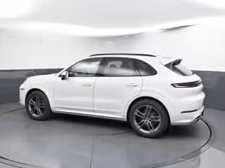 2025 Porsche Cayenne Base - Photo 17
