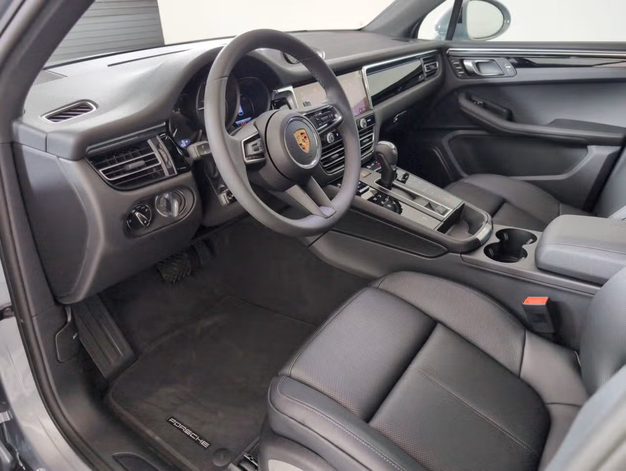2025 Porsche Macan - Photo 28