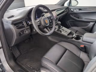 2025 Porsche Macan - Photo 25
