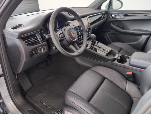 2025 Porsche Macan - Photo 26