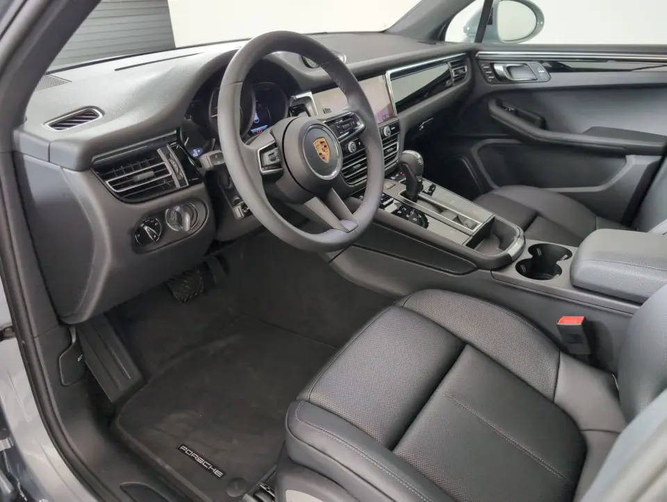2025 Porsche Macan - Photo 31