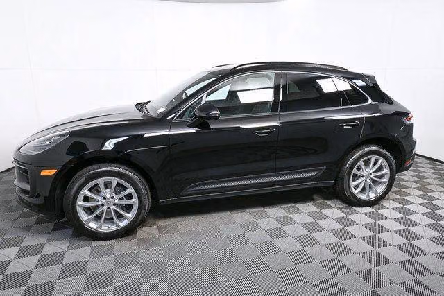 2026 Porsche Macan T - Photo 11
