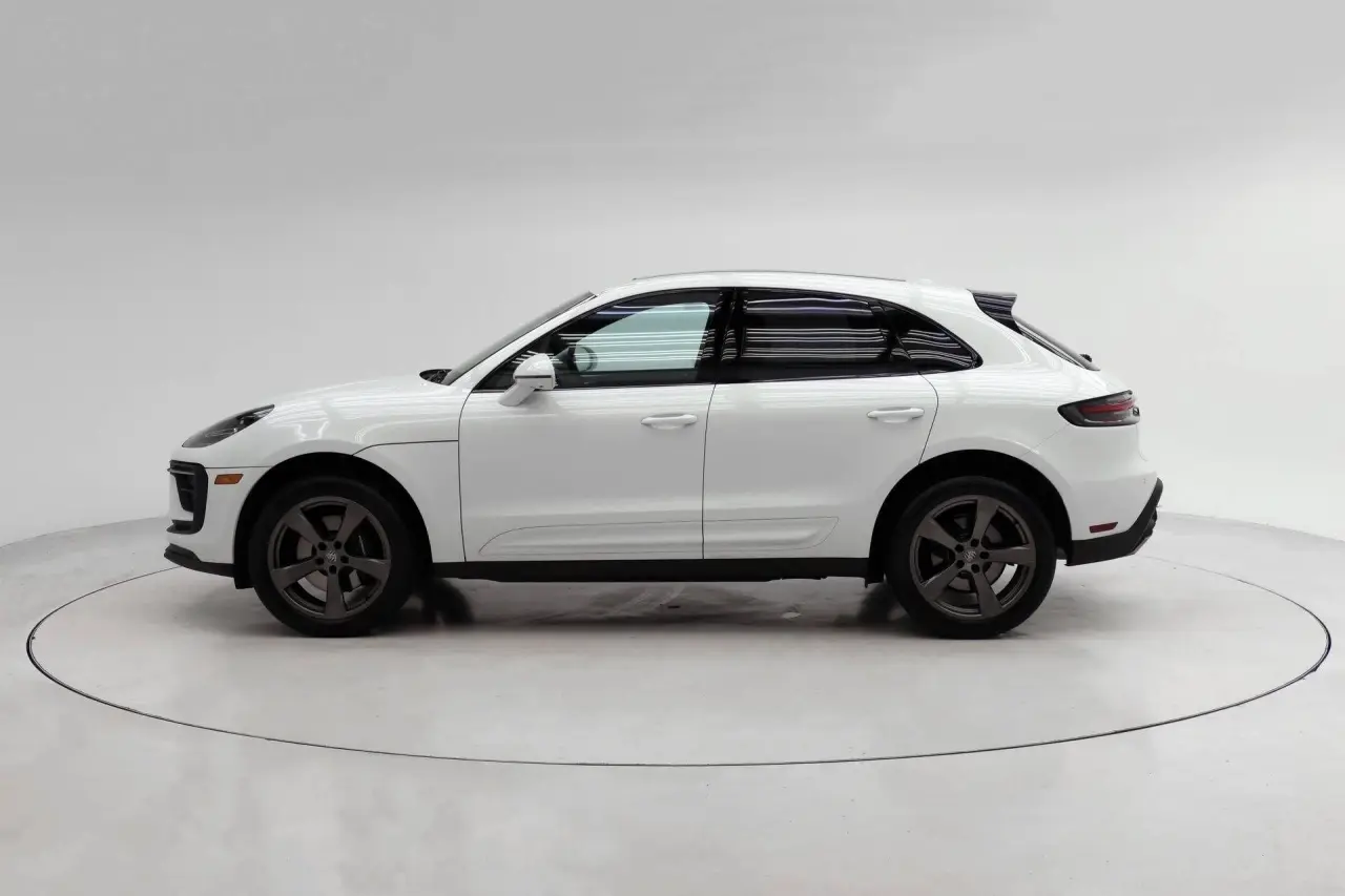 2026 Porsche Macan T - Photo 16