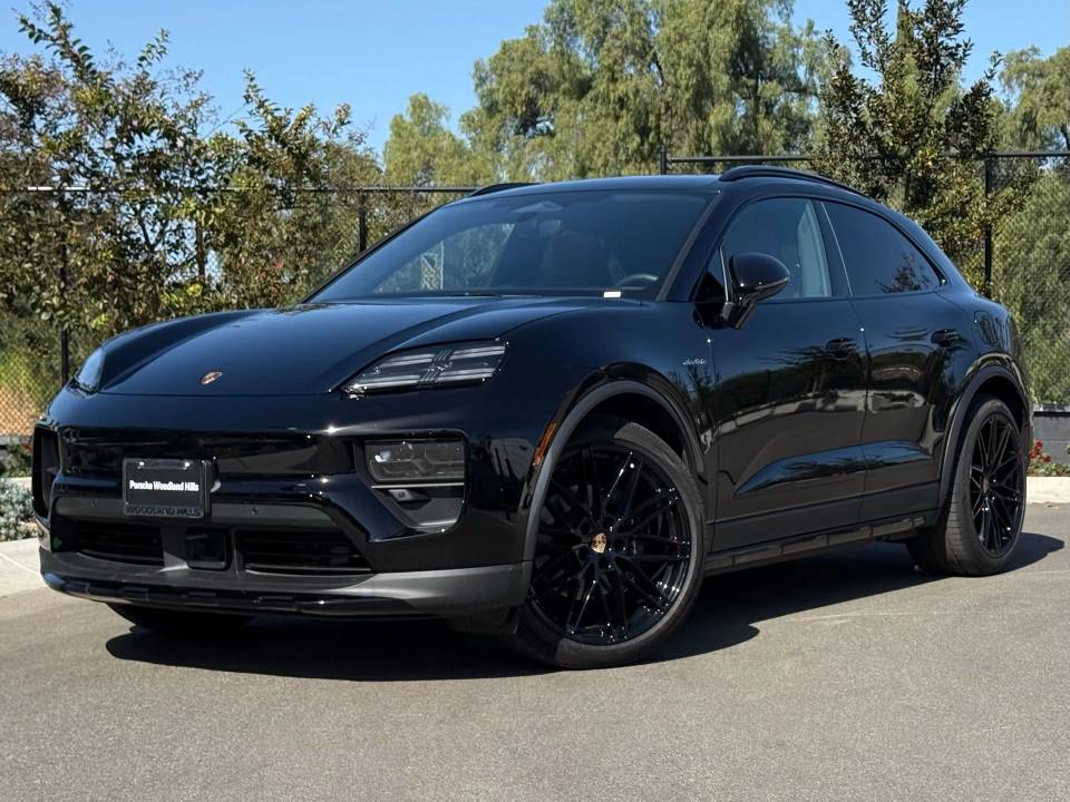 2025 Porsche Macan Base
