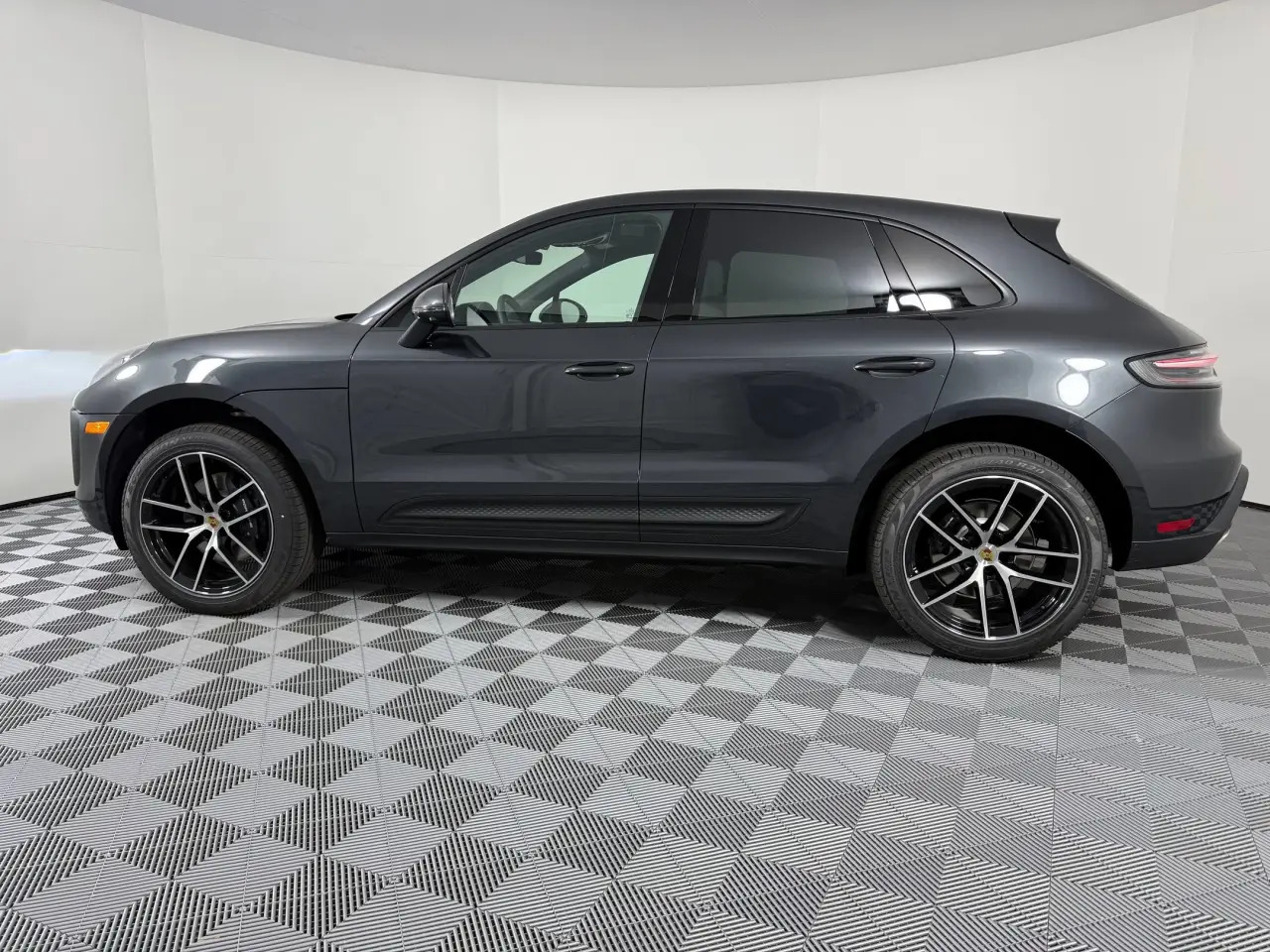 2026 Porsche Macan T - Photo 16