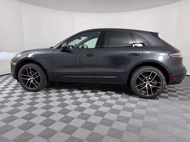 2026 Porsche Macan T - Photo 10