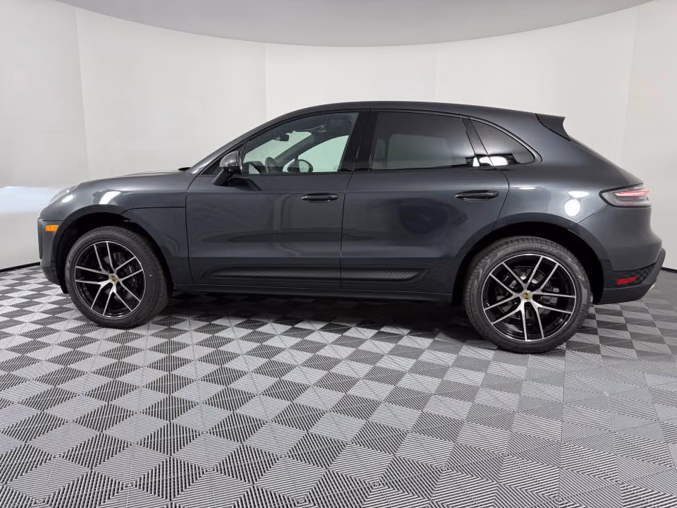 2026 Porsche Macan T - Photo 11