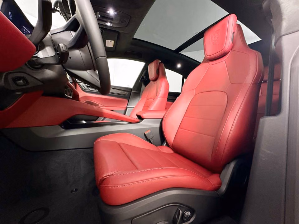 2025 Porsche Macan Turbo Electric - Photo 35