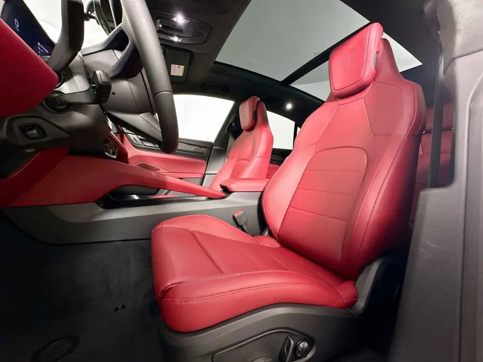 2025 Porsche Macan Turbo Electric - Photo 39