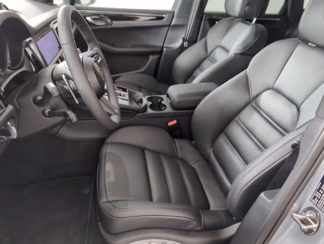 2025 Porsche Macan T - Photo 34