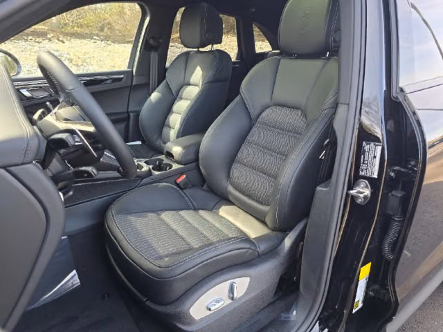 2026 Porsche Macan T - Photo 34