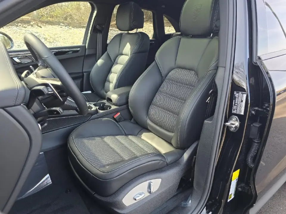 2026 Porsche Macan T - Photo 39