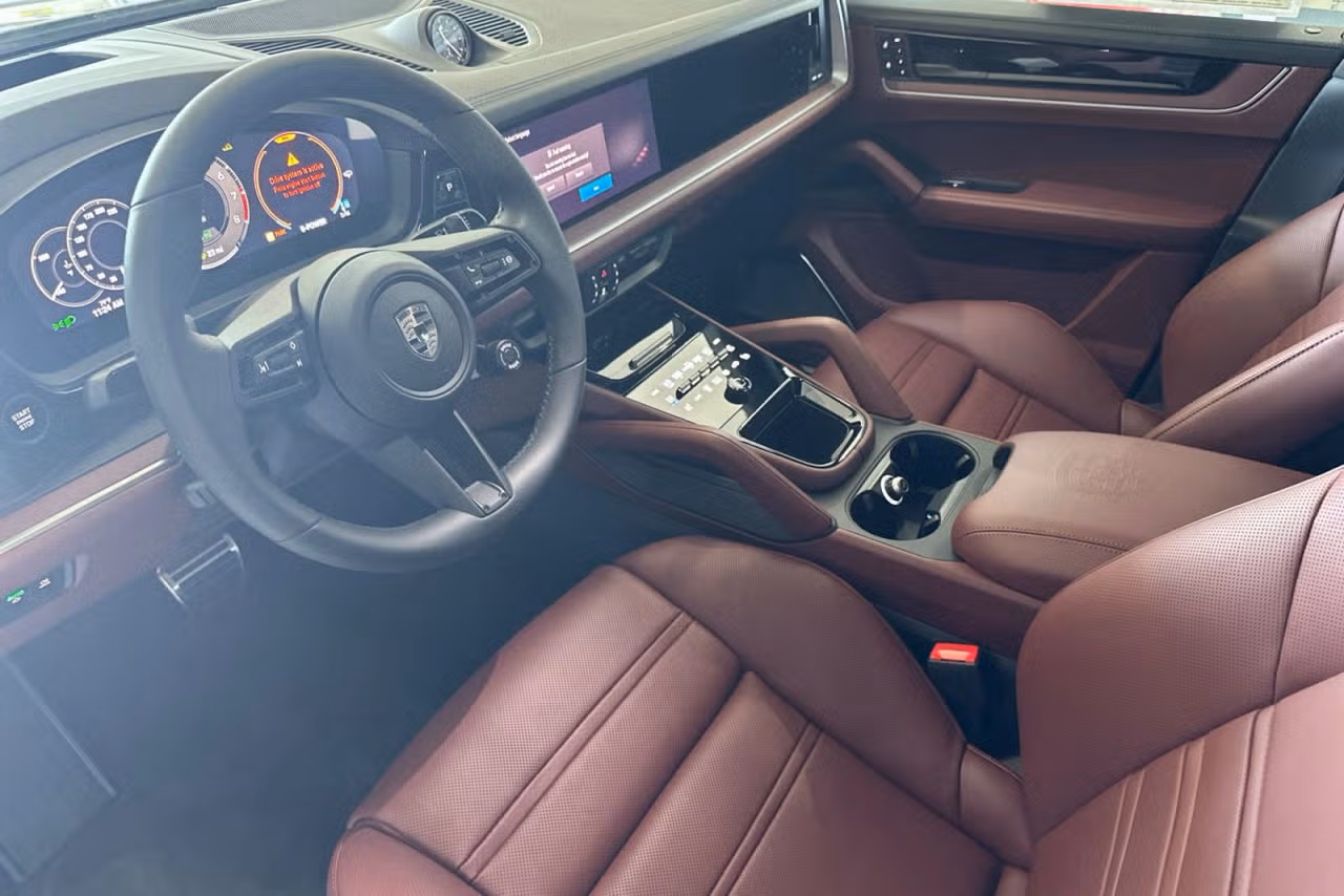 2025 Porsche Cayenne Coup Turbo E-Hybrid - Photo 28