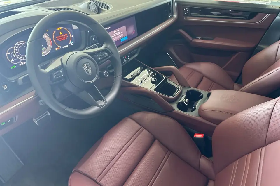 2025 Porsche Cayenne Coup Turbo E-Hybrid - Photo 31