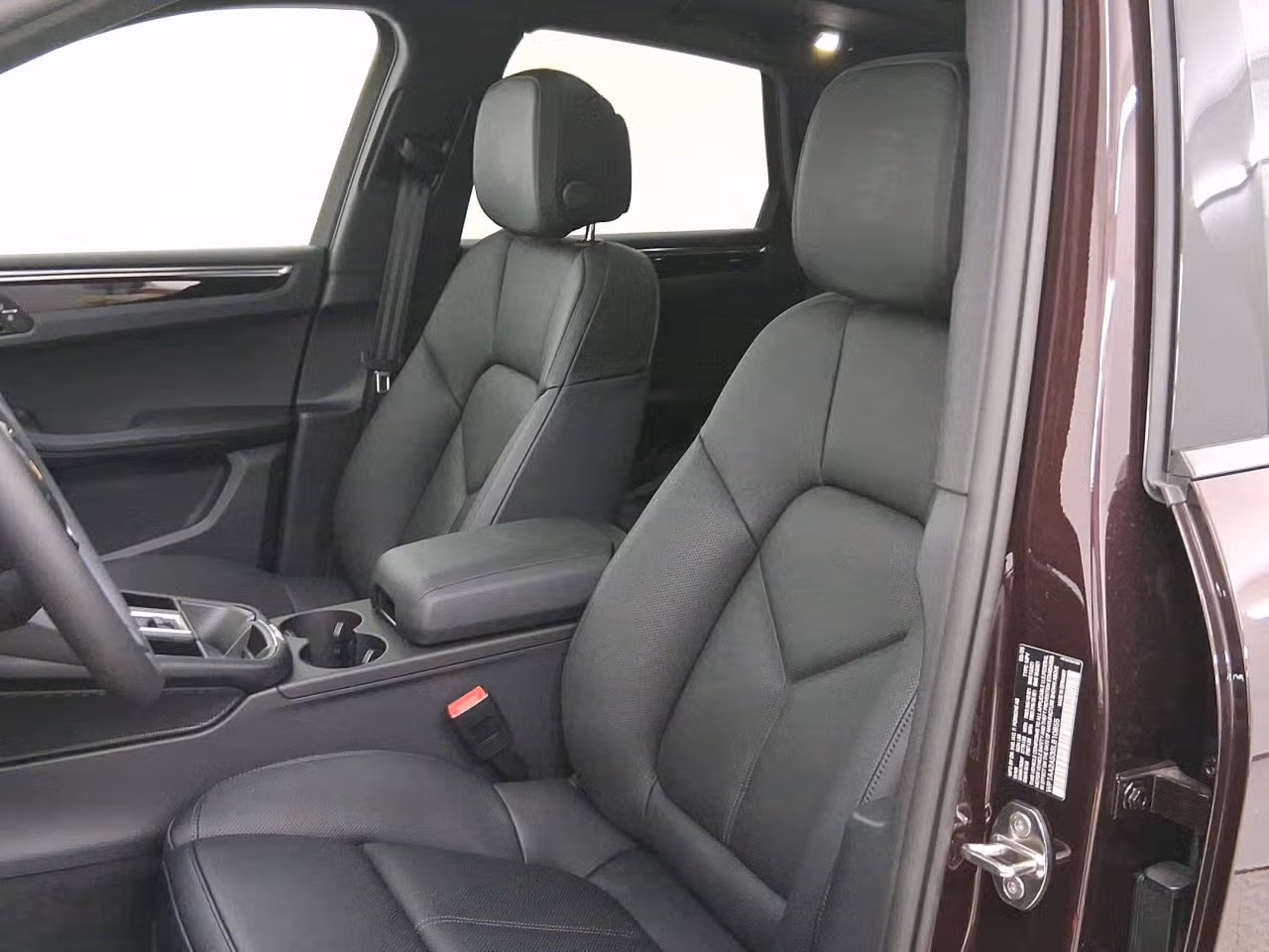 2025 Porsche Macan T - Photo 36